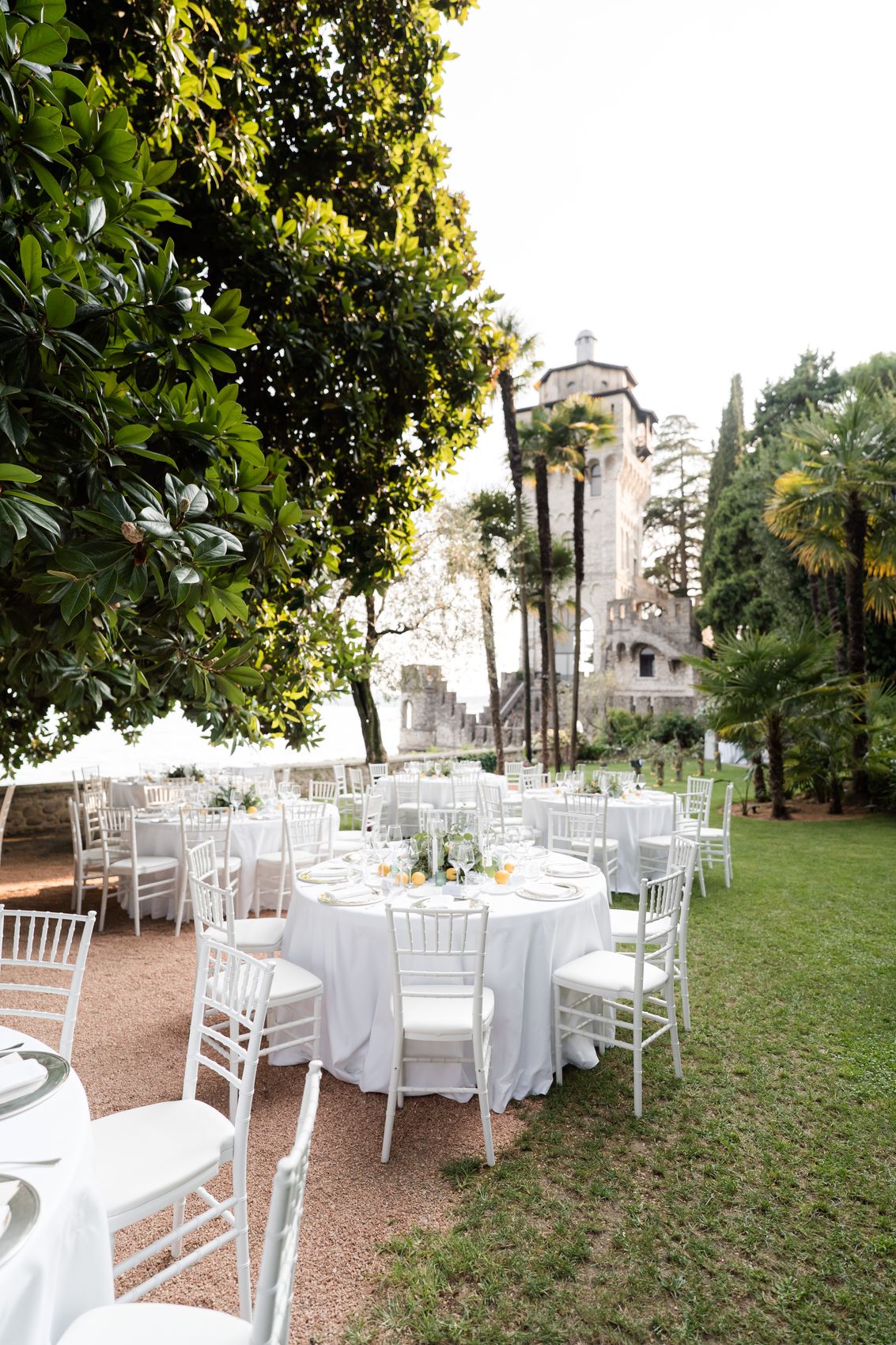 Tavoli apparecchiati in giardino